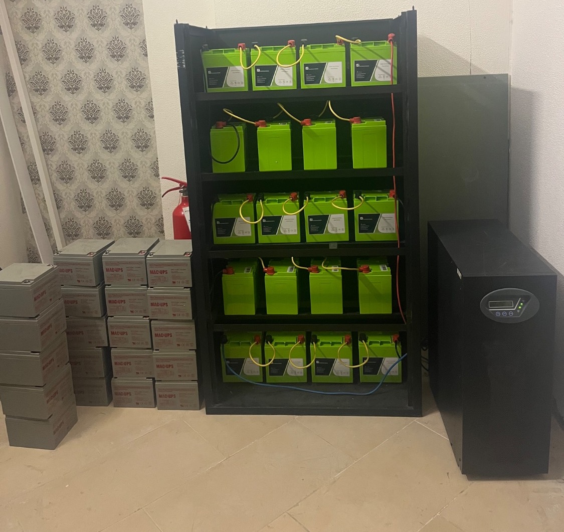 اجرای کامل بانک باتری و نصب UPS با چیدمان اصولی، اتصالات منظم و زیرساخت برق پشتیبان